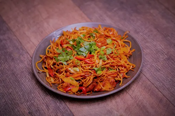 Chow mein noodles with chicken, peppers and spring onion